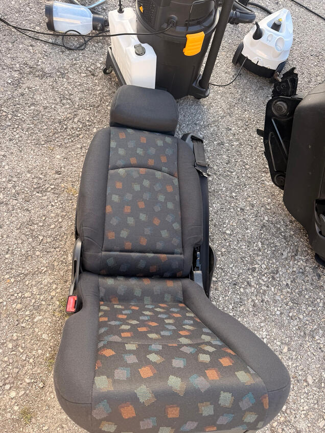 Stoffsitze während der professionellen Reinigung