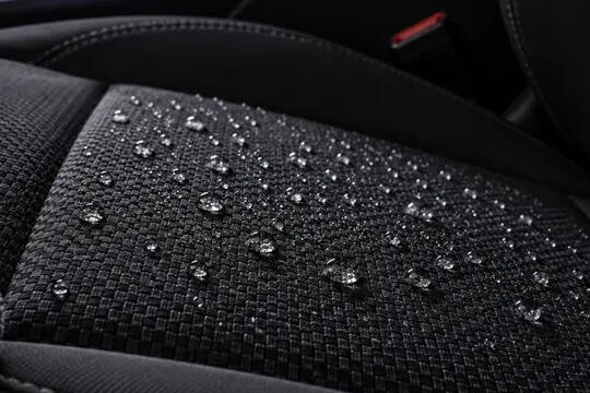 Wassertropfen auf imprägniertem Autositz aus Textil